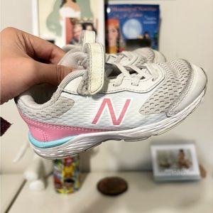New Balance Kids’ 680 V6 Hook
and Loop Running Shoe